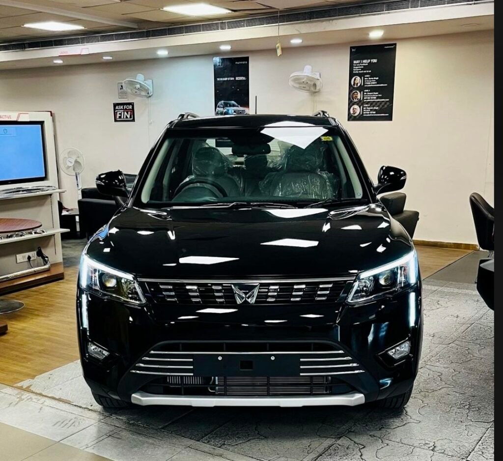 MAHINDRA XUV 300 BLACK